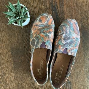 TOMs women’s 7.5 slip ons